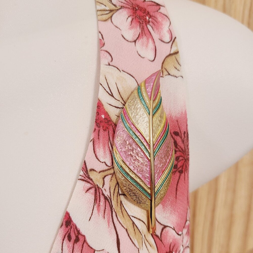 Kramer Enamel Leaf Brooch – Vintage Pink, Green & Gold Tone - Picture 5 of 6